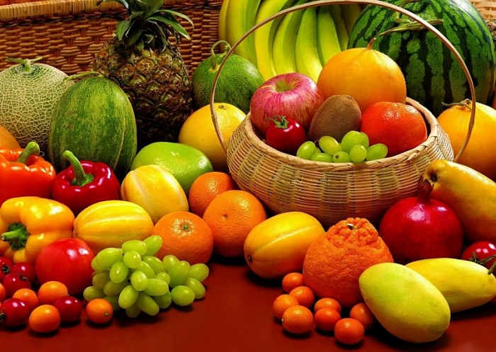 Nên bổ sung thực phẩm mọng nước vào chế độ ăn như cà chua, rau diếp, củ cải, dưa chuột, nho… để ngăn chặn tình trạng mất nước.